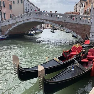 Apartment Guglie Canal View In, Venice